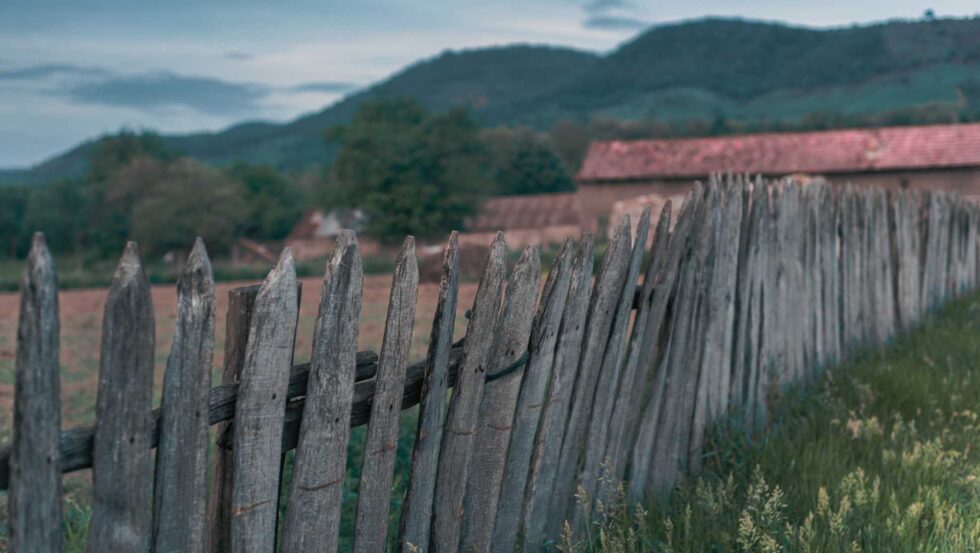 Choosing the Ideal Fence Material for Cold Climates A Comprehensive