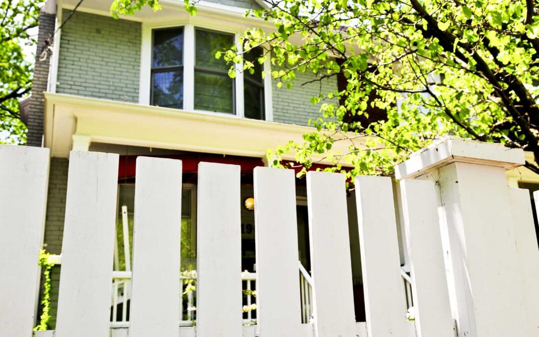 Adding a Fence Before Selling Your Home: Is It Worth It for San Antonio Sellers?